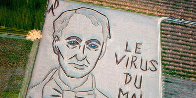 HANDOUT - Land-Art-Künstler Dario Gambarin hat im Jahr des 200. Geburtstags von Charles Baudelaire ein riesiges Abbild in einen Acker gefräst. Foto: --/Dario Gambarin/dpa - ACHTUNG: Nur zur redaktionellen Verwendung im Zusammenhang mit der aktuell...