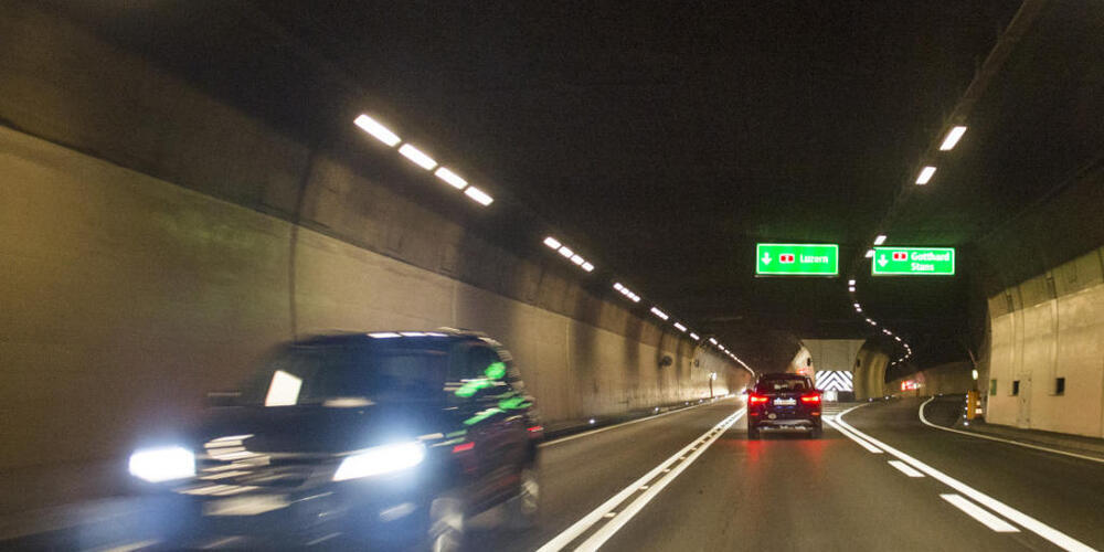 Kurz nach dem Ausgang des Loppertunnels verunfallte der mutmassliche Autodieb und wurde festgenommen. (Archivbild)