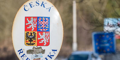 ARCHIV - Ein Schild mit dem Wappen der tschechischen Republik steht an der deutsch-tschechischen Grenze. Deutschland verlängert die in der Corona-Krise eingeführten stationären Grenzkontrollen zu Tschechien um weitere 14 Tage. Foto: picture allian...