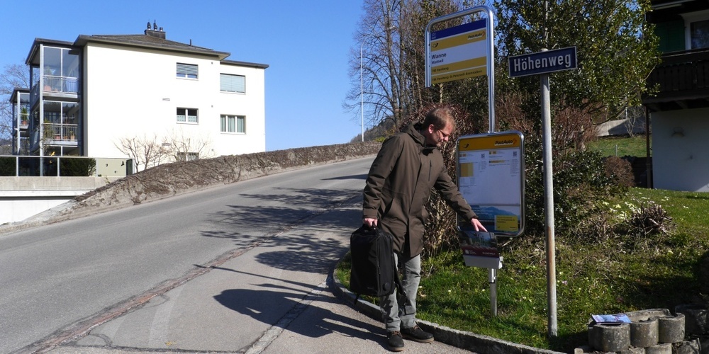 Ein Klangwelt Toggenburg- Klappsitz ziert die PostAuto-Haltestelle «Wanne» in Wattwil.