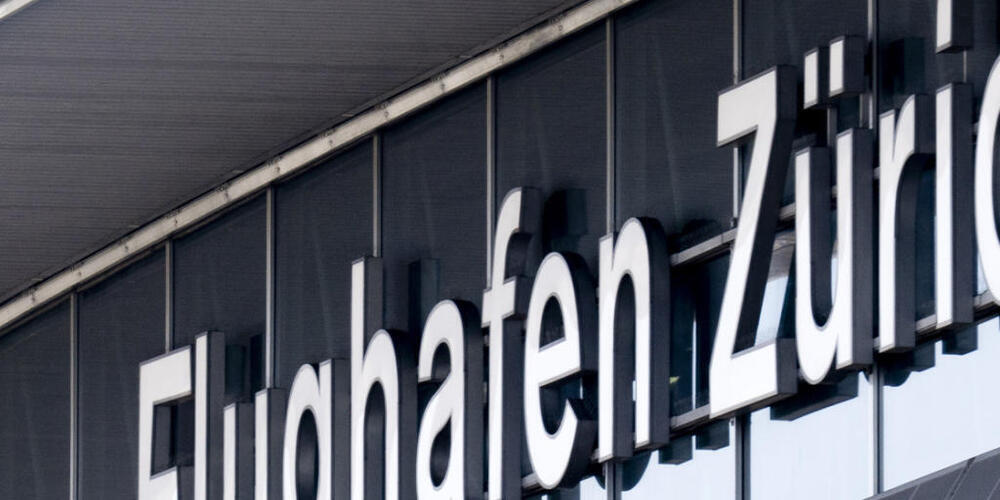 Der Flughafen Zürich muss nicht detailliert offenlegen, welchen Parteien und Organisationen er in den vergangenen Jahren Geld spendete. Der Zürcher Kantonsrat hat einen Vorstoss mit dieser Forderung abgelehnt. (Symbolbild)