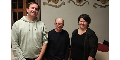 20 Jahre «Gute Milch»: Benjamin Gasser sowie Hans und Janine Sonderegger erhielten die Auszeichnung für zwei Jahrzehnte kontinuierlich hervorragende Milchqualität. Herzliche Gratulation!