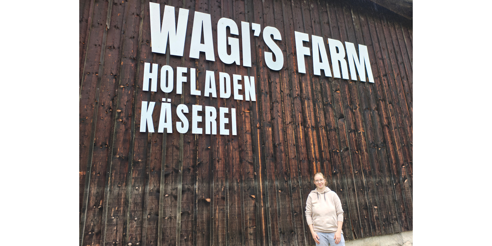 Sophie Bührer vor dem «Wagis Hofladen» in Bibern. Die junge Landwirtin führt mit ihrer Familie einen Hof, der dank Direktvermarktung ein drittes Standbein gewonnen hat – mit eigenem Käse, Milchprodukten und einem 24-Stunden-Hofladen.