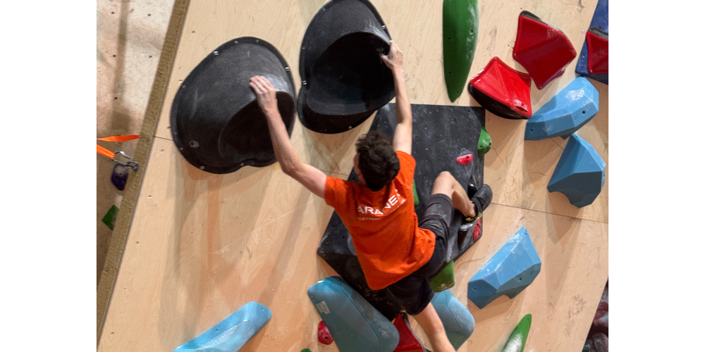 Lars Barme, Sieger bei den Herren beim diesjährigen Kürbisbouldern. Nach der Qualifikation war er noch auf Platz zwei und schaffte dann das Finale mit einem kraftvollen Move an der Schlüsselstelle von zwei Slopern weg an eine Kante.