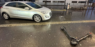 Verkehrsunfall in Lachen zwischen einem Auto und einem E-Scooter.