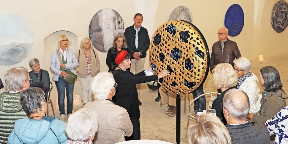 Hedi K. Ernst führte den Kunstverein Oberer Zürichsee durch ihre Ausstellung in der Trotte des Schlosses auf der Au ZH.
