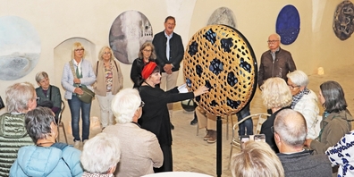 Hedi K. Ernst führte den Kunstverein Oberer Zürichsee durch ihre Ausstellung in der Trotte des Schlosses auf der Au ZH.