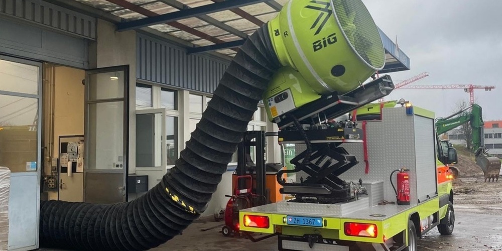 Feuerwehr Wetzikon-Seegräben beim Lüften nach Brand, unterstützt von der Feuerwehr Uster.