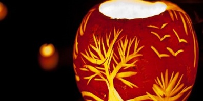 Kinder ziehen mit selbstgeschnitzten Räbeliechtli durch die Quartiere von Volketswil.