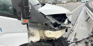 Der Lieferwagen prallte zuerst in die Randleitplanke und dann in die Mittelleitplanke.