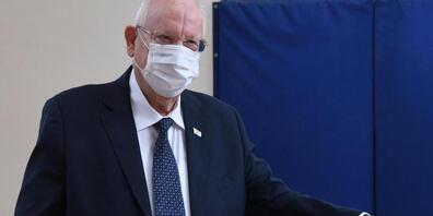 HANDOUT - Der israelische Präsident Reuven Rivlin gibt seine Stimme im Wahllokal der Yefe Nof Schule während der israelischen Parlamentswahl ab. Foto: Mark Neyman/GPO/dpa - ATTENTION: editorial use only and only if the credit mentioned above is re...
