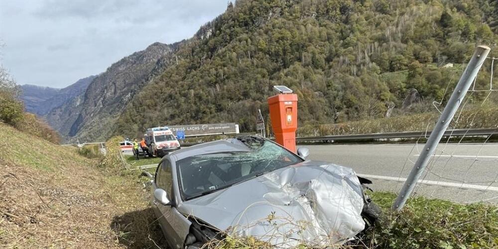 Der Lenker wurde beim Unfall verletzt und musste ins Spital gebracht werden.
