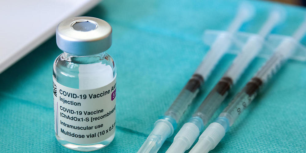 ARCHIV - Drei vorbereitete Spritzen mit dem Corona-Impfstoff AstraZeneca liegen bereit. Die Entwicklung von Impfstoffen kostet Milliarden. Foto: Jens Büttner/dpa-Zentralbild/dpa