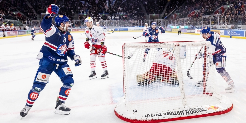 Alessandro Segafredo (ZSC), rechts, trifft zum 6:0 gegen Lakers-Torhüter Ivars Punnenovs. Daneben Willy Riedi (ZSC).