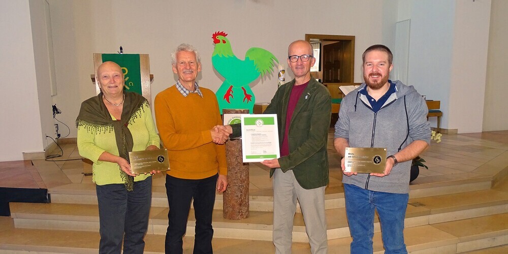 Silvia Ruoss, Werner Bleiker, Andreas Frei und Christian Zwingli freuen sich über die «Grüner Güggel»-Zertifizierung der Evang.-ref. Kirchgemeinde Mittleres Toggenburg (von links).