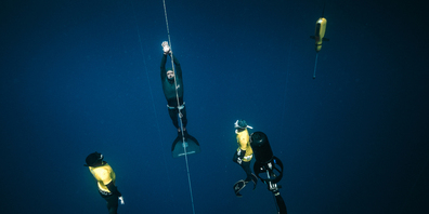 Chris Langer beim Auftauchen. Runderhum Rettungstaucher, bereit für den Notfall. 