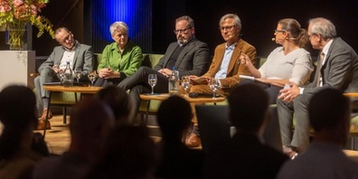 Am Klimadialog zum Thema Kreislaufwirtschaft diskutierten von links: Regierungspräsident Martin Neukom, Regierungsrätin Jacqueline Fehr, Günther Dobrauz-Saldapenna (Jurist und Venture-Capital-Investor), Moderator Michael Emmenegger, Melanie Haupt (ETH-Dozentin und Geschäftsführerin einer Beratungsfirma) sowie Jörg Kündig, Präsident des Verbands der Zürcher Gemeindepräsidien.