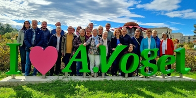 Eine gut gelaunte Reisegruppe in den Aussenanlagen der Firma A.Vogel AG in Roggwil.