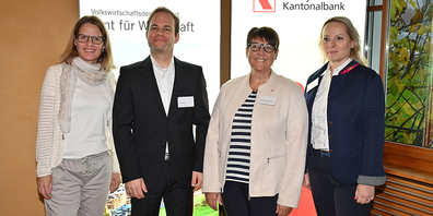 Präsentierten gestern den jüngsten PMI Kanton Schwyz: (v. l.) Martina Tresch, Amt für Wirtschaft, Florian Deiss, Research Schwyzer Kantonalbank, Regierungsrätin Petra Steimen und Jaqueline Andreae, Leiterin Gewerbekunden Schwyzer Kantonalbank.