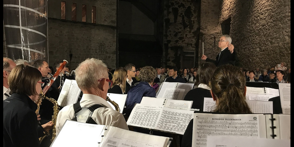 Urs Bamert dirigiert die Feldmusik Jona.