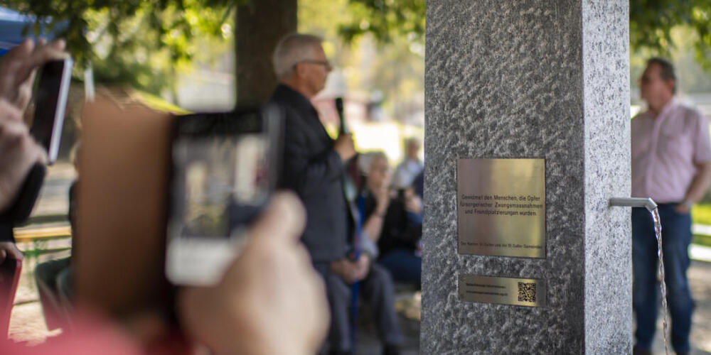 2019 fand auf der Kreuzbleiche in St. Gallen unter Anteilnahme von Betroffenen ein kantonaler Gedenkanlass statt, bei dem ein Brunnen als Erinnerung fürsorgerischer Zwangsmassnahmen eingeweiht wurde. (Archivbild)