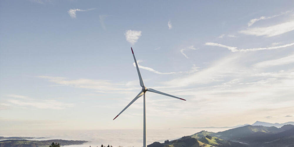Eine Windkraftanlage auf der Weide bei Lutersarni im luzernischen Entlebuch. (Archivbild)