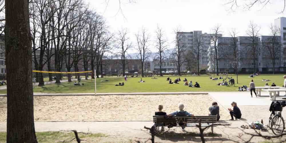 Die Josefwiese in Zürich ist ein beliebter Treffpunkt - auch für Familien. Das Planschbecken soll nun erneuert werden. (Archivbild)
