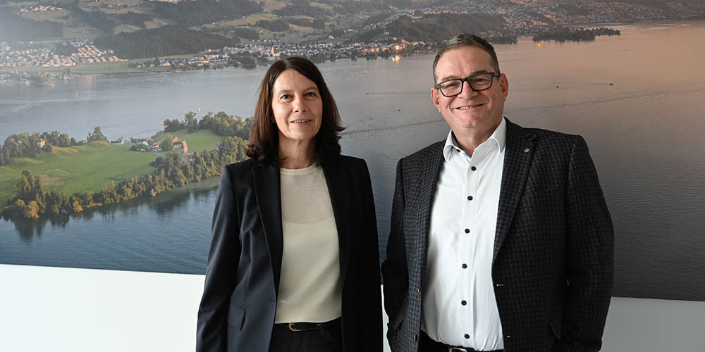 Bezirkskassierin Irene Capaul und Dominik Hug blicken entspannt auf das budgetierte Minus.