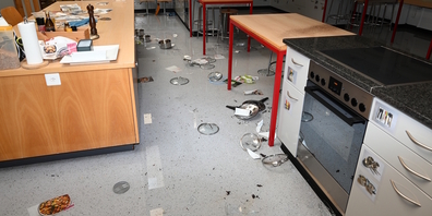 Von jugendlichen Vandalen im Juli 2025 beschädigte Küchenmaterialien in einem Oberstufenzentrum in Flawil. (Archivbild)
