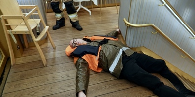 Der schwer verletzte Stefan Peter wartet auf die Rettung.