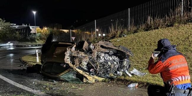 In der Nacht auf Donnerstag kam es laut Polizei bei der Autobahnausfahrt Wädenwil zu einem Unfall. Ein 25-Jähriger sei dabei mittelschwer verletzt worden.