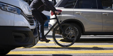 Die linken Parteien im Zürcher Stadtparlament fordern Massnahmen gegen breite Autos. Möglich wären etwa engere Spuren oder mehr Bussen für schlecht parkierte Autos. (Archivbild)
