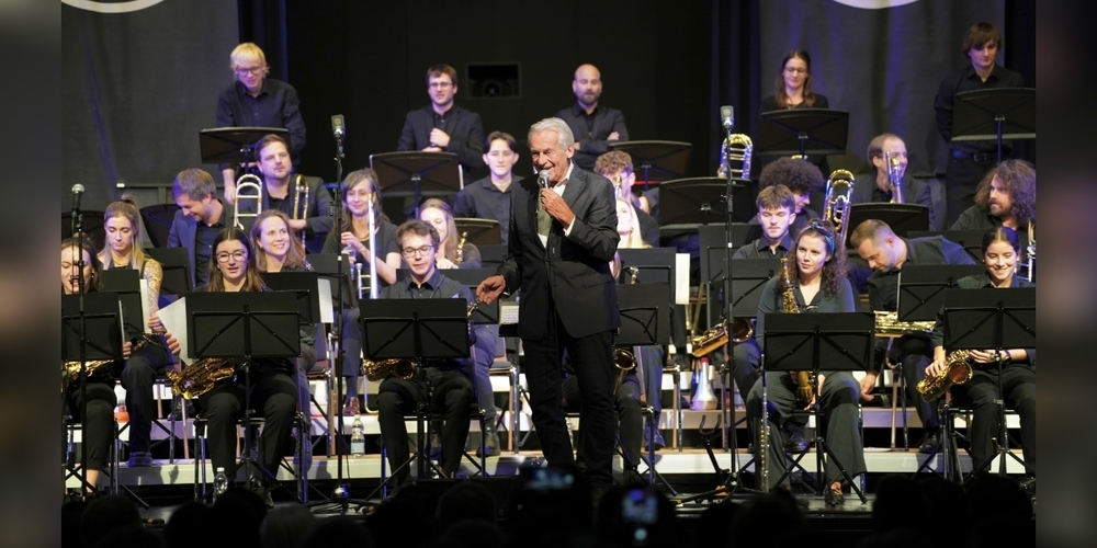 Im ersten Teil des Abends präsentierte die aktuelle Formation unter der Leitung von Martin Winiger und Jan Geiger ihr aktuelles Repertoire.