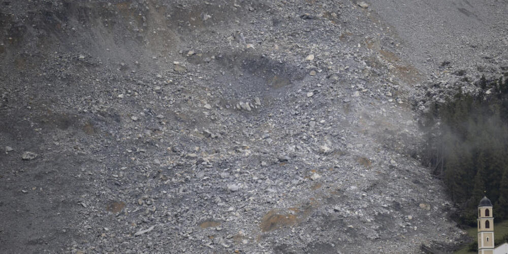 Im kommenden Dezember entscheidet der Bündner Grosse Rat über einen Kredit, mit dem die teilweise Umsiedlung von Brienz mitfinanziert werden kann. (Archivbild)