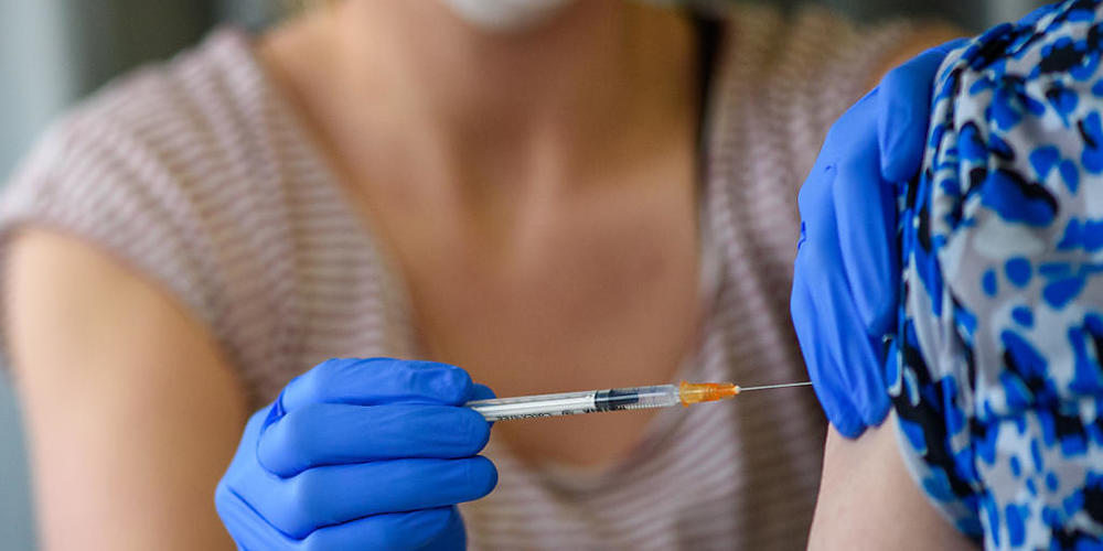 Ärztin Lisa Schwarze impft im "Offenen Treff Nordwest" eine Seniorin mit dem Impfstoff von Biontech/Pfizer. Rund 50 Seniorinnen und Senioren erhielten hier bei einer so genannten dezentralen Corona-Impfung ihre zweite Dosis. Das Corona-Infektionsg...