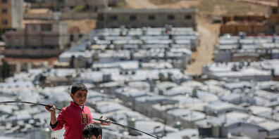 ARCHIV - Syrische Jungen spielen auf dem Dach einer Unterkunft im Flüchtlingslager Barra nordöstlich der libanesischen Hauptstadt Beirut. Syrien befindet sich seit 2011 im Bürgerkrieg, nachdem sich die Syrer inmitten einer Welle von Aufständen des...