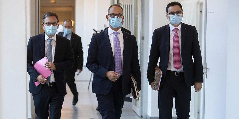 Die Tessiner Regierung unterstützt Firmen, welche jungen Arbeitslosen eine Erstanstellung geben. Im Bild die Regierungsräte Christian Vitta (FDP, links) und Raffaele De Rosa (CVP, rechts). In der Mitte Regierungspräsident Norman Gobbi (Lega). Arch...