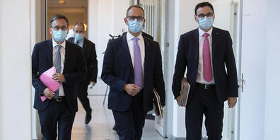 Die Tessiner Regierung unterstützt Firmen, welche jungen Arbeitslosen eine Erstanstellung geben. Im Bild die Regierungsräte Christian Vitta (FDP, links) und Raffaele De Rosa (CVP, rechts). In der Mitte Regierungspräsident Norman Gobbi (Lega). Arch...