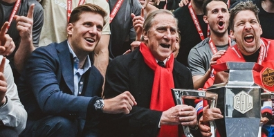 Lorenz und Walter Frey mit Lions-Captain Patrick Geering (v.l.) beim Gewinn der Champions Hockey League 2025.