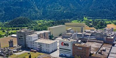 EMS-Chemie baut neues Hochregallager und schafft neue Arbeitsplätze im Domat/Ems. (Archivbild)