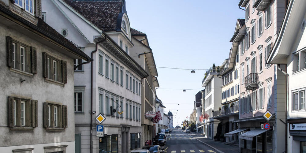 Die Herrengasse führt durch den historischen Kern von Schwyz. (Archivaufnahme)