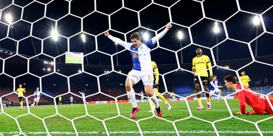 Da war die GC-Welt noch in Ordnung: Nikolas Muci jubelt über das Tor von Simone Stroscio gegen YB-Torhüter Marvin Keller (rechts) .