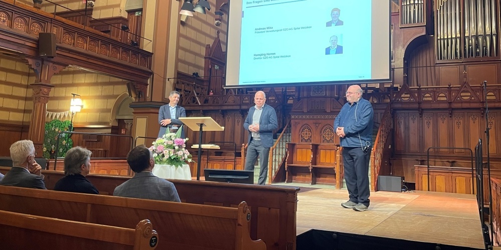 V.l.: Andreas Mika, Hansjörg Herren und Pascal Bassu informierten über die Abstimmungsvorlage und über die Pläne des GZO, wenn es mit dem Sanierungskonzept klappen sollte.