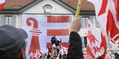 Wer vor dem Rathaus in Moutier dabei sein wollte, der konnte kaum die Abstandsregeln einhalten.