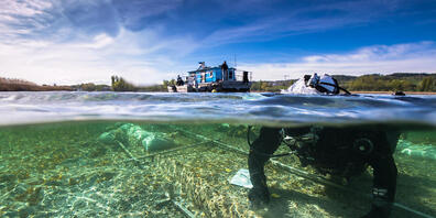 HANDOUT - Ein Taucher arbeitet an einem Fund eines rund 4000 Jahre alten Einbaums im Bodensee. Nach dem Fund eines weiteren mehr als 4000 Jahre alten Einbaums im Bodensee erhoffen sich Forscher neue Erkenntnisse über die Geschichte des Ur-Bootes u...