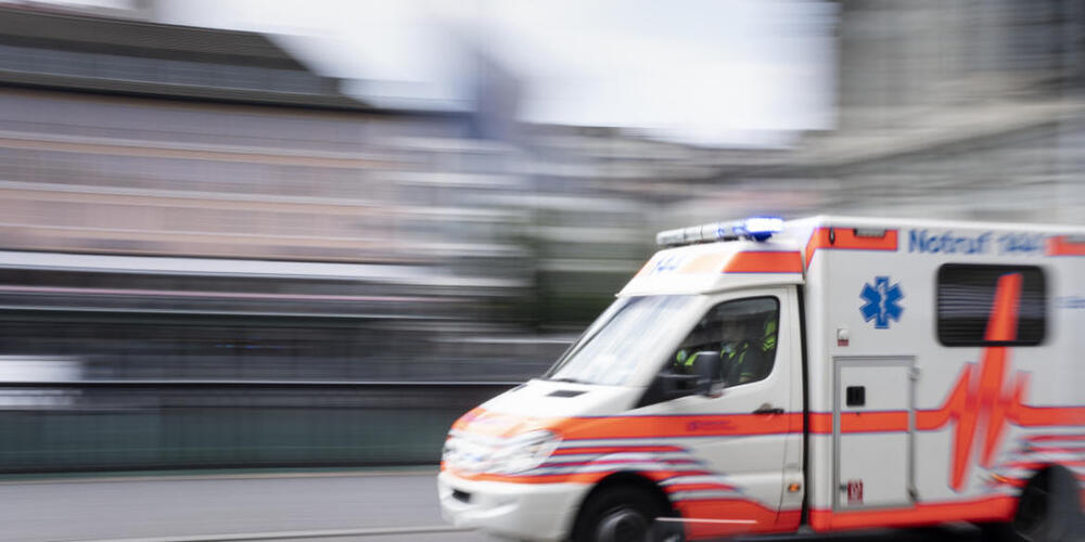 Ein 22-jähriger Arbeiter ist am Donnerstagnachmittag in Richterswil von einem Dach gestürzt. Er zog sich dabei schwere Kopfverletzungen zu. (Symbolbild)