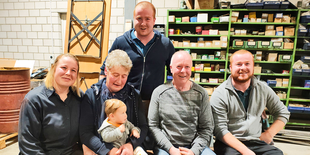 Die Familie Winzeler lud auf ihren Hof ein: v. l. n. r. Lara, Brigitte mit Enkelin Leni, Urs, Simon und hinten Dominik. Der dritte Sohn, David, fehlt auf dem Foto.