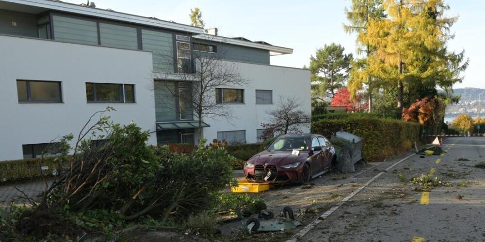 In Meilen ereignete sich am Freitagmorgen mutmasslich ein Raserunfall. Die Kantonspolizei Zürich nahm zwei junge Lenker fest.