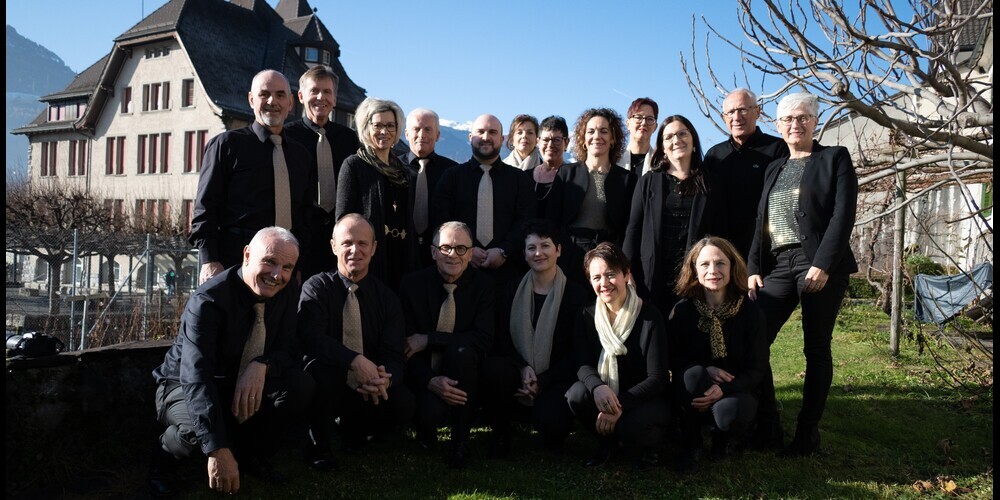 Im Rahmen eines gemütlichen Beisammenseins: Die Chormitglieder überreichen die beiden Schecks an die Kinderhospize allani und Flamingo. 