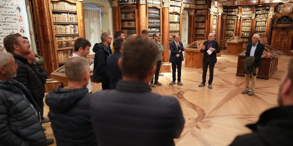 Administrationsrat Lothar Bandel lobt die Umsetzung der neuen Lüftung und Beleuchtung in der Stiftsbibliothek.